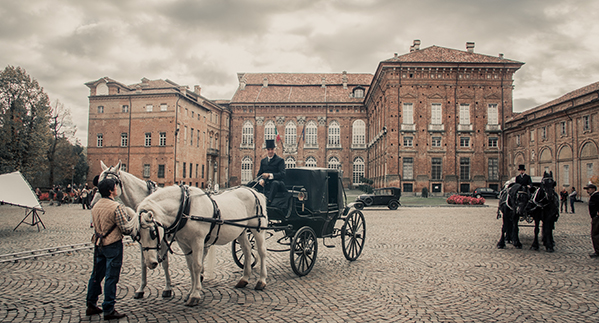 Horse and carriage in front of a castle